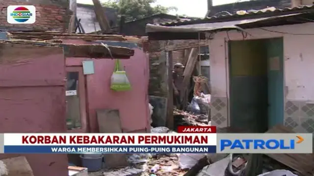 Korban kebakaran pemukiman padat penduduk di Johar, Jakarta Pusat, bersihkan puing-puing bangunan sisa kebakaran.