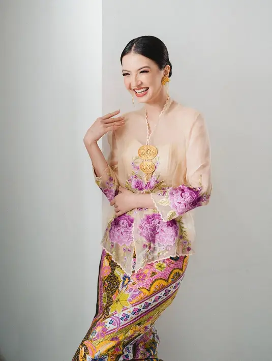 Di acara Istana Berkebaya, Raline Shah tak kalah tampil penuh pesona. Ia memilih kebaya encim super cantik bernuansa kuning dengan motif bunga mawar ungu, dipadu kain batik bernuansa keemasan yang serasi. [Foto: Instagram/ralineshah]