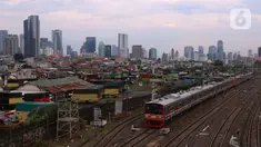 Sebuah kereta melintas di kawasan Jakarta, Sabtu (19/3/2022). Bank Indonesia (BI) memperkirakan pertumbuhan ekonomi Indonesia akan meningkat lebih tinggi, pada kisaran 4,7 persen hingga 5,5 persen, dari pertumbuhan 3,69 persen pada 2021. (Liputan6.com/Angga Yuniar)