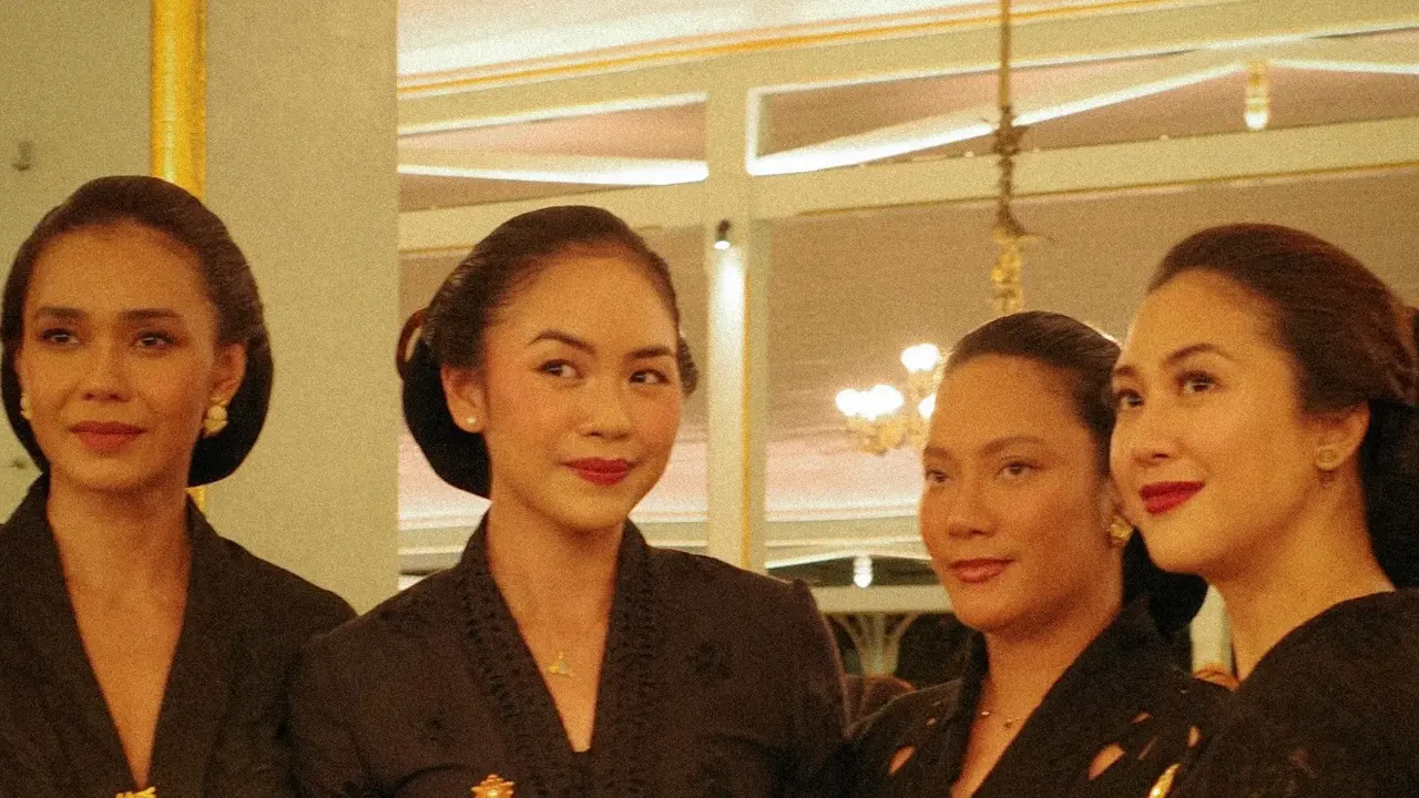 Parade Kebaya Hitam ala Bangsawan dari Tara Basro hingga Adinia Wirasti Hadiri Kirab Pusaka Malam Satu Suro di Pura Mangkunegaran