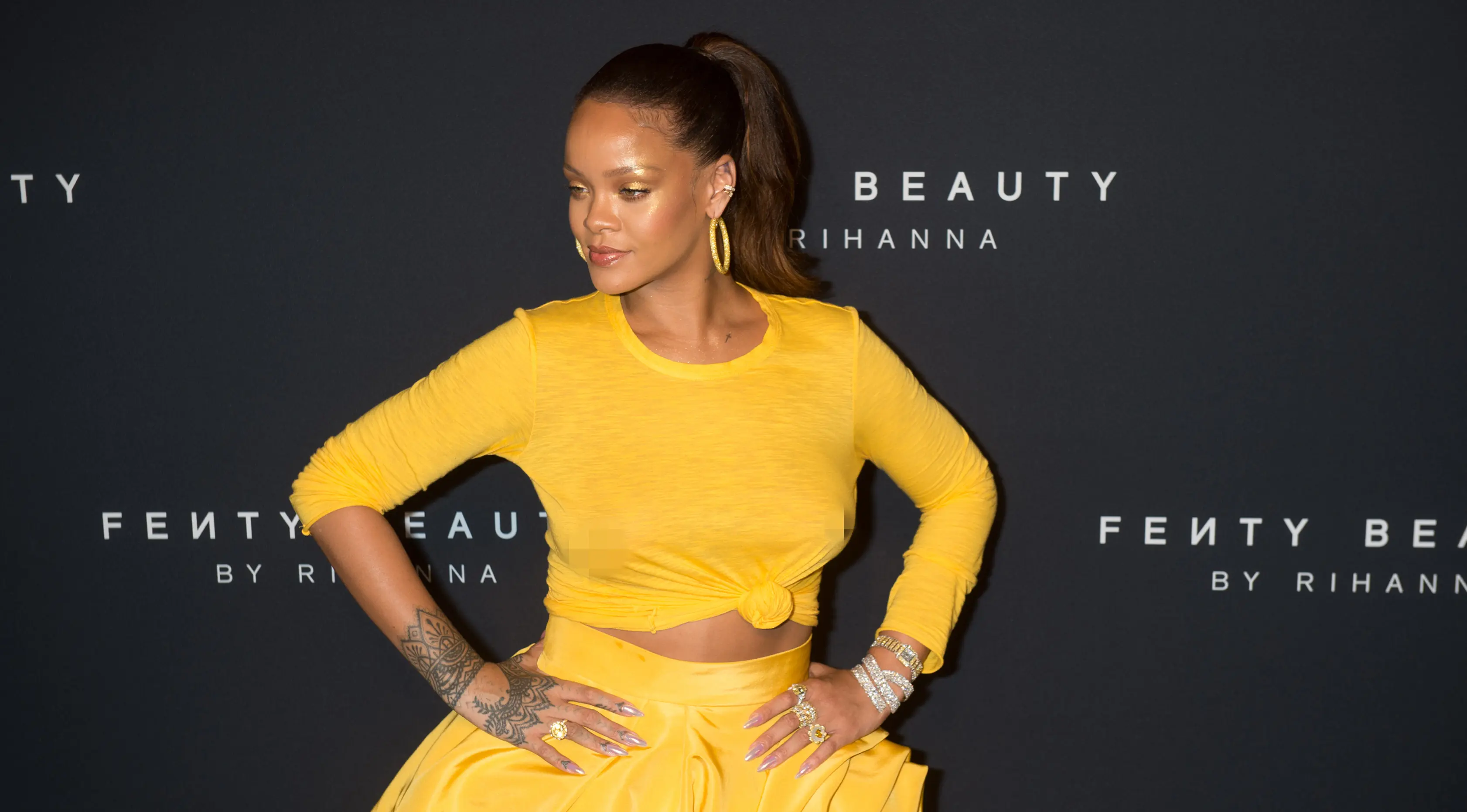 Penyanyi seksi Rihanna menghadiri peluncuran Fenty Beauty by Rihanna di Duggal Greenhouse, New York, Kamis (7/9).Di ajang tersebut, penyanyi 29 tahun asal Barbados itu pun tampil berani tanpa bra. (AFP PHOTO / Bryan R. Smith)