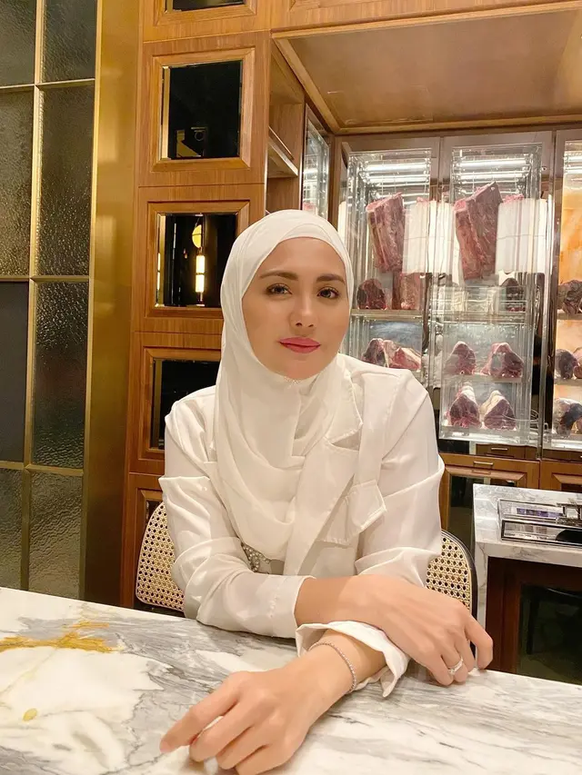 7 Gaya Juliana Moechtar Istri Mendiang Herman Seventeen Saat Tampil Berhijab