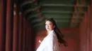 Sama seperti turis lainnya, Rebecca Klopper tak lewatkan momen jajal hanbok di Korea Selatan (@rklopper)