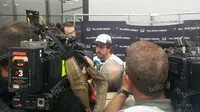 Pebalap Mclaren, Fernando Alonso, diwawancara wartawan seusai latihan bebas kedua F1 GP Spanyol di Sirkuit Catalunya, Spanyol, Jumat (13/5/2016). (Bola.com/Reza Khomaini)