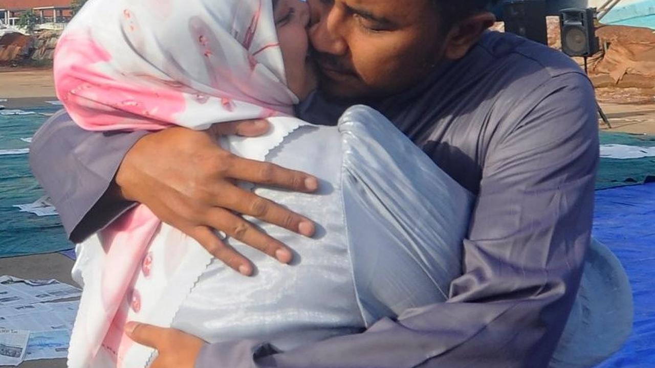 Dua orang jemaah muslim saat saling bermaafan setelah melaksanakan salat ied berjemaah di Pelabuhan Sunda Kelapa.&nbsp;Foto: merdeka.com / Arie Basuki