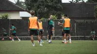 Pelatih PSS Sleman, Wagner Lopes, memberikan instruksi kepada anak asuhnya dalam sesi latihan di&nbsp;Lapangan Pakembinangun, Sleman. (dok. PSS Sleman)