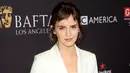 Aktris Emma Watson berpose saat menghadiri BAFTA Los Angeles Awards Season Tea Party di Four Season Hotel di Beverly Hills, California, (6/1). Emma Watson tampil kasual dengan kemeja putih, celana dan sepatu hitam. (AFP Photo/Chris Delmas)