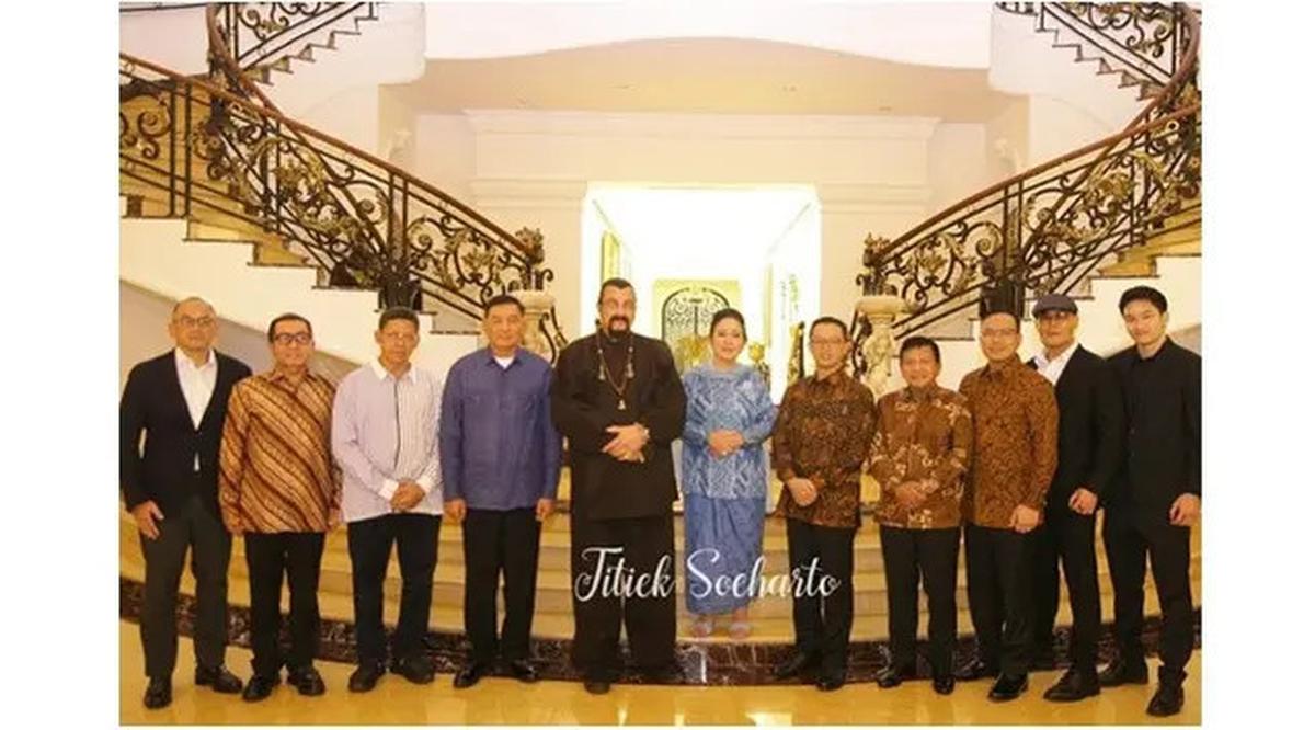 6 Potret Azka Corbuzier Bertemu Steven Seagal, Ngobrol Tentang Seni Bela Diri