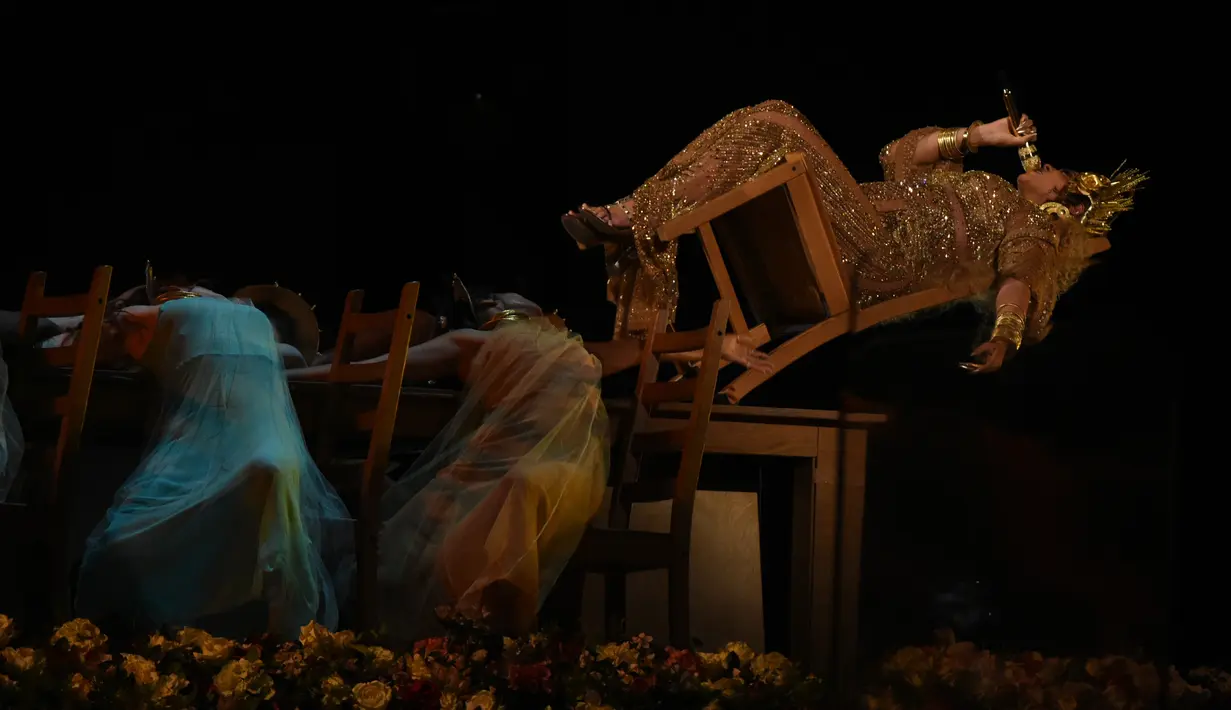 Aksi menakjubkan ketika Beyonce tidur di kursi kayu kemudian bergerak naik bersamaan dengan gerakan ombak yang dilakukan oleh penari latar di atas panggung Grammy Awards 2017 di Staples Center, Los Angeles, Minggu (12/2). (AFP PHOTO/VALERIE MACON)