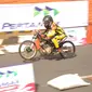 Pembalap nasional Eko Chodox sedang beraksi di kejurnas drag bike Banjar Patroman (istimewa)