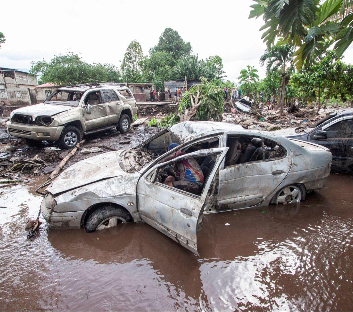 Seorang pria memeriksa sebuah mobil yang hancur&nbsp; setelah banjir dahsyat menerjang Cumanacoa, Venezuela, pada 2 Juli 2024. Terjangan banjir dahsyat itu terjadi setelah Badai Beryl melanda wilayah lepas pantai Venezuela. REUTERS/Samir Aponte