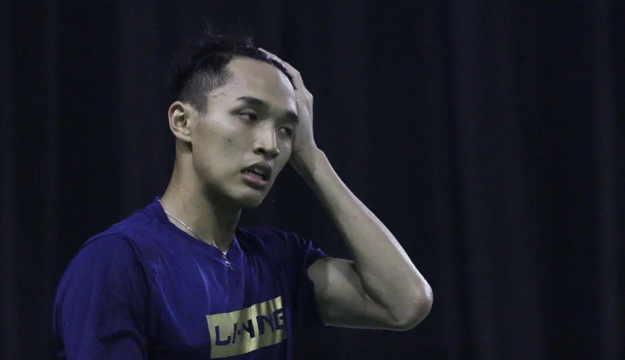 Tunggal putra Indonesia, Jonatan Christie, tampak lelah saat latihan di Pelatnas PBSI Cipayung, Jakarta, Selasa (9/7). Latihan ini persiapan jelang Indonesia Open 2019. (Bola.com/Vitalis Yogi Trisna)