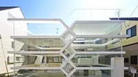 Rumah transparan bernama S-House ini dibuat oleh Yuusuke Karasawa (foto : inhabitat.com)