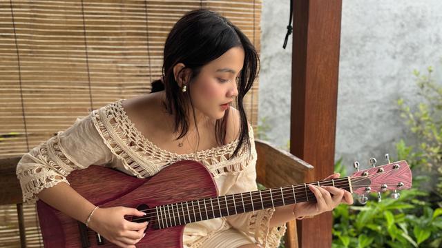 Cerita Aruma Bikin Gitar Akustik dari Bahan Rotan