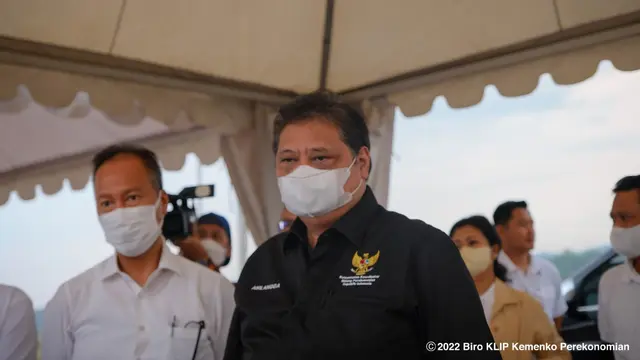Menteri Koordinator Bidang Perekonomian Airlangga Hartarto  saat melakukan kunjungan ke KIT Batang di Desa Ketanggan, Kecamatan Gringsing, Kabupaten Batang, Jawa Tengah, Kamis (13/10).