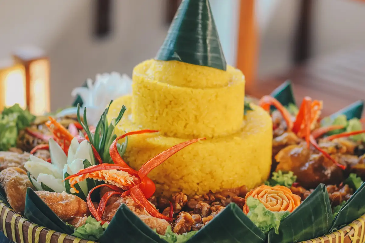 wanita agustus tradisi tumpeng