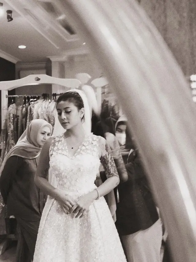 Awkarin Pakai Baju Pengantin