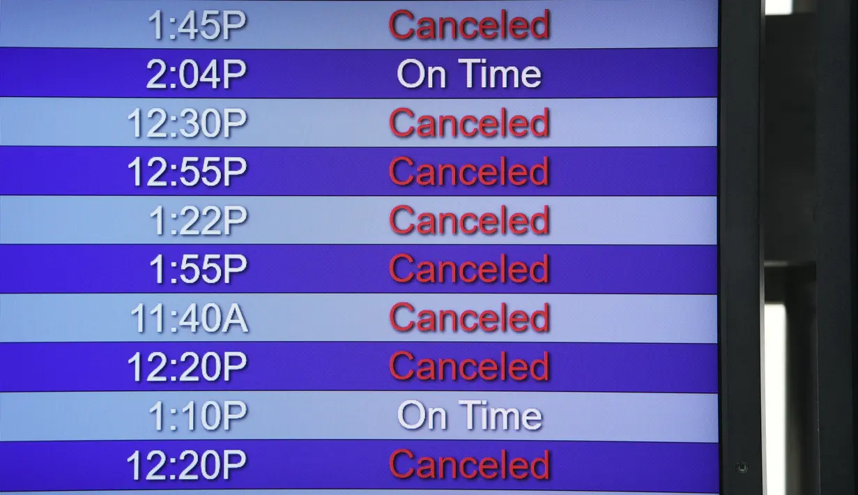 Papan pemberitahuan keberangkatan Southwest Airlines di terminal Bandara Internasional Denver di Denver, Senin (3/1/2022). Badai musim dingin ditambah pandemi membuat frustrasi pelancong yang penerbangan pulang dari liburannya dibatalkan atau ditunda di awal tahun baru. (AP Photo/David Zalubowski)