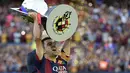 Detik-detik pengangkatan trofi juara Barcelona oleh Xavi