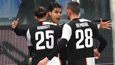 Striker Juventus, Cristiano Ronaldo, melakukan selebrasi usai membobol gawang Sampdoria pada laga Serie A 2019 di Stadion Luigi Ferraris, Rabu (18/12). Juventus menang 2-1 atas Sampdoria. (AP/Luca Zennaro)