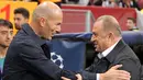 Pelatih Real Madrid Zinedine Zidane (kiri) berbicara dengan Manajer Galatasaray Fatih Terim jelang bertanding pada laga Liga Champions di Istanbul, Turki, Selasa (22/10/2019). Real Madrid mengalahkan Galatasaray lewat gol tunggal Toni Kroos. (AP Photo)