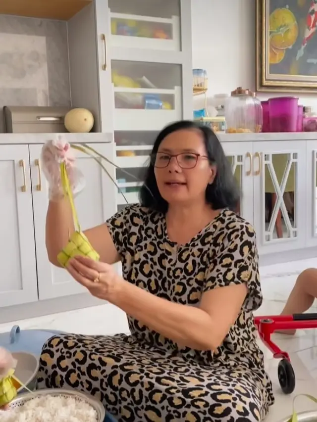 Potret Ussy Sulistyawati mengajari mertua buat ketupat (Sumber: Instagram/@ussypratama)