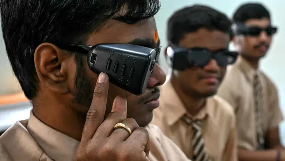 Siswa Disabilitas Netra di India Jalani Pelatihan Penggunaan Kacamata Berteknologi AI