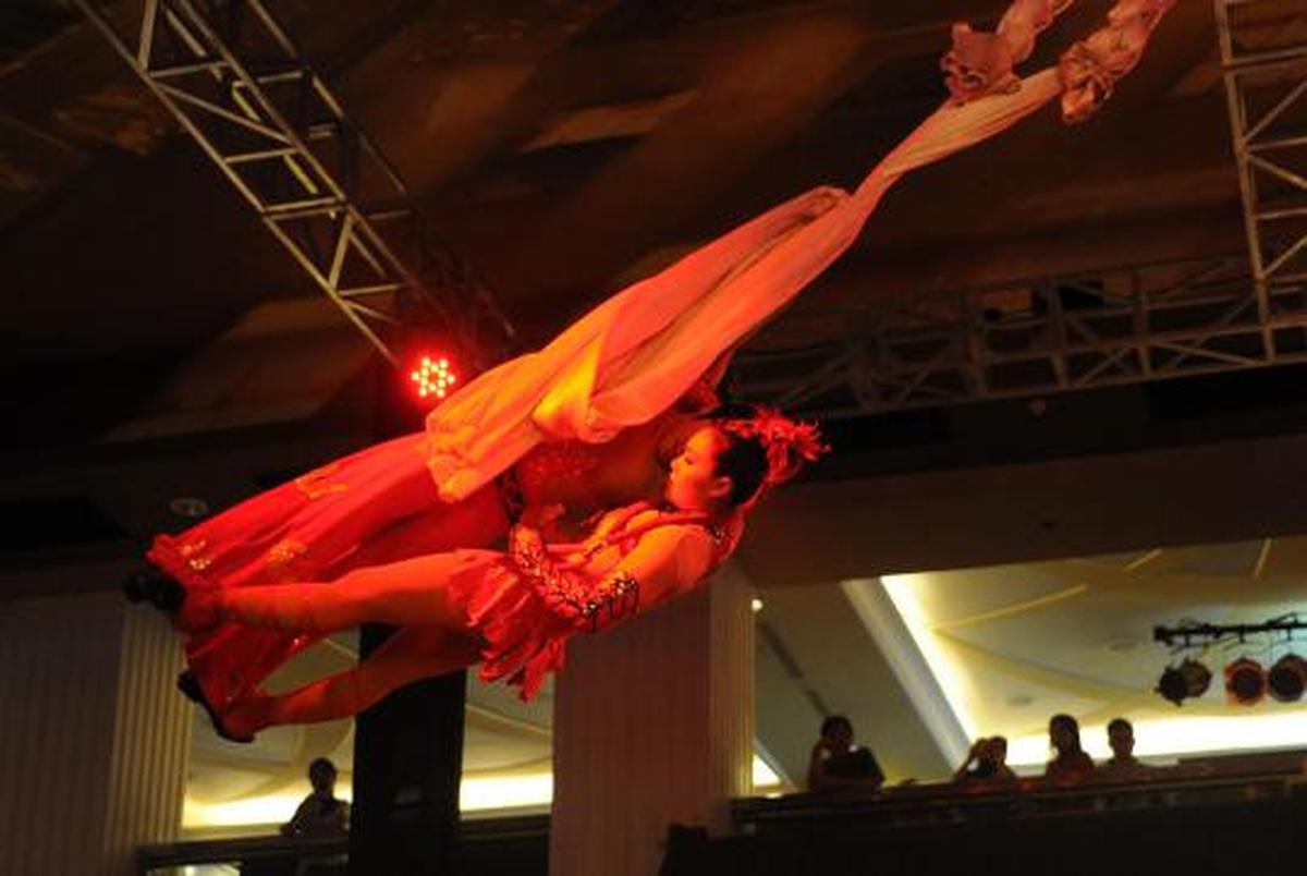 Pertunjukan sirkus di Grand Indonesia Shoping Town