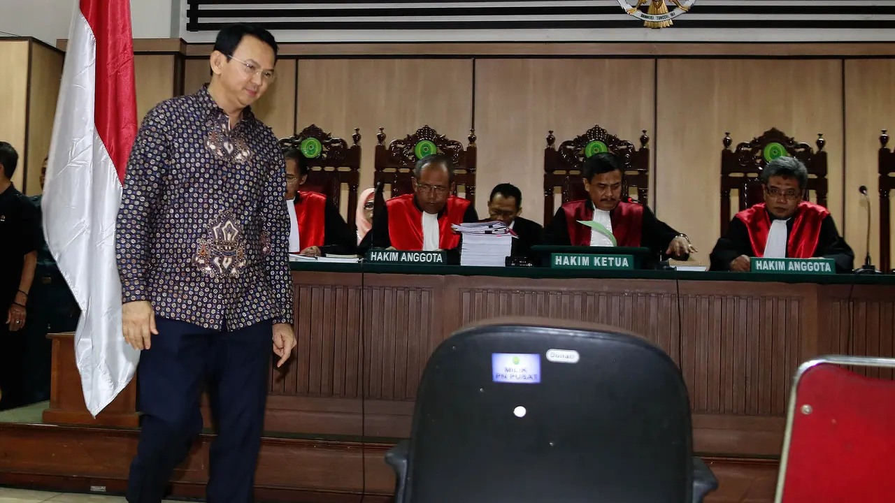 20161227-Hakim Bacakan Putusan Sela dalam Sidang Ahok-Jakarta