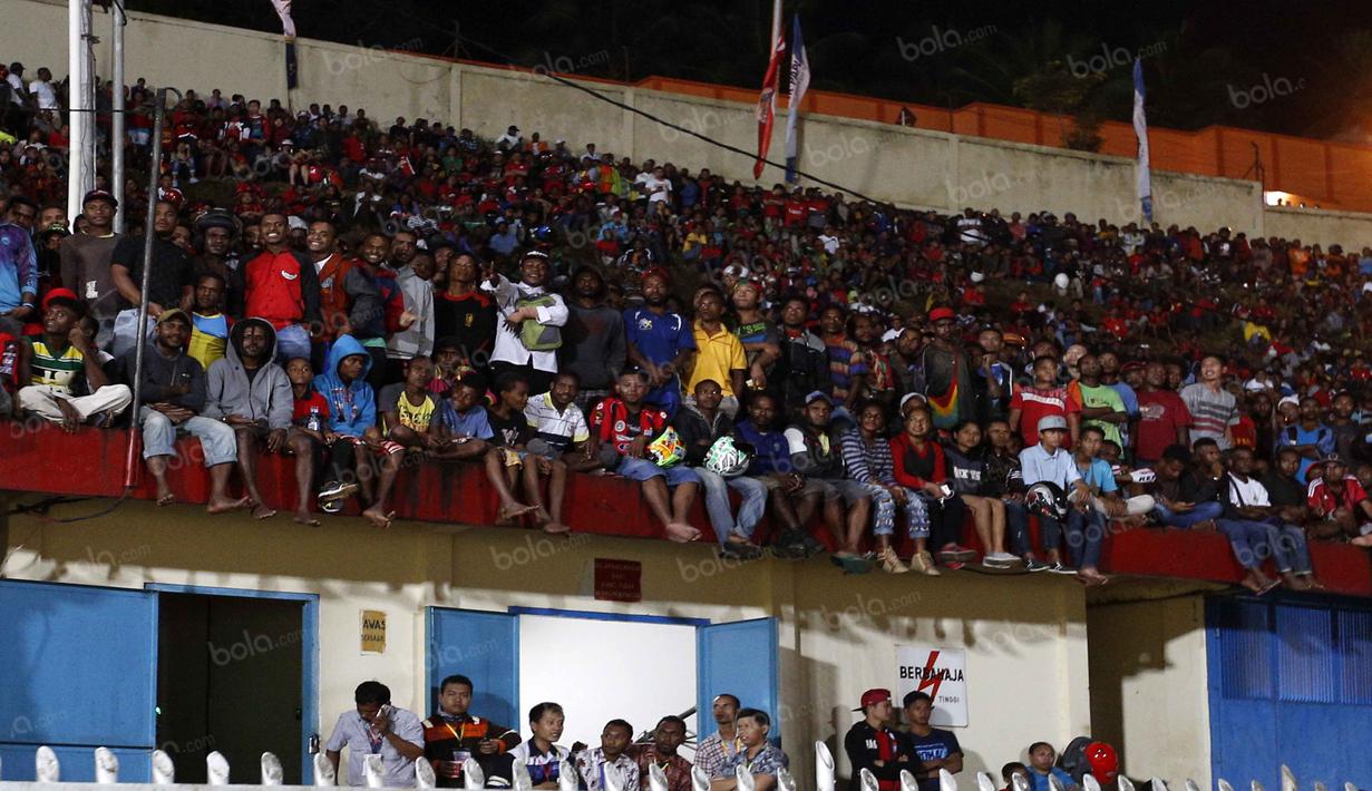 Warga Jayapura memadati tribun pada pembukaan Torabika Soccer Championship 2016 di Stadion Mandala, Jayapura, Papua, Jumat (29/4/2016). (Bola.com/Nicklas Hanoatubun)