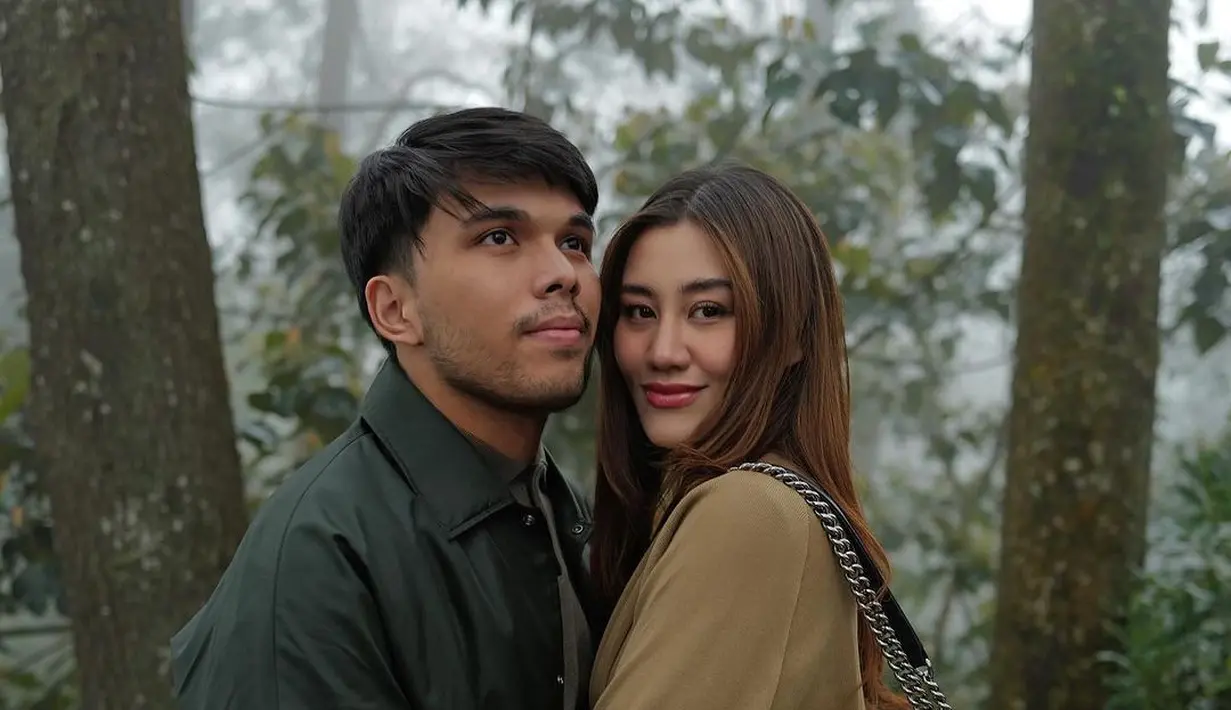 Bedanya, Aaliyah pilih lapisi long sleeve-nya dengan outer cokelat dan tas Chanel Boy hitam. Sedangkan Thariq cukup dengan hijau army [@aaliyah.massaid]