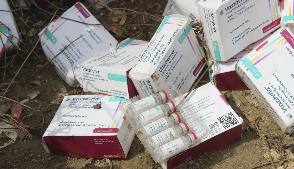 Vaksin COVID-19 yang kedaluwarsa siap dihancurkan oleh pejabat pemerintah di Abuja, Nigeria, Rabu (22/12/2021). Nigeria memusnahkan lebih dari 1 juta dosis vaksin COVID-19 AstraZeneca yang kedaluwarsa hasil sumbangan dari negara-negara kaya di Barat. (AP Photo/Olamikan Gbemiga)
