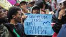 Warga Tanjung Priok membawa poster bertulis 'Priok Memang Kotor Tapi Tidak Koruptor' saat berunjuk rasa di depan Gedung Kemenkumham, Jakarta Selatan, Rabu (22/1/2020). Mereka menuntut Menkumham Yasonna Laoly minta maaf atas ucapannya yang menyinggung warga Tanjung Priok. (Liputan6.com/Faizal Fanani)