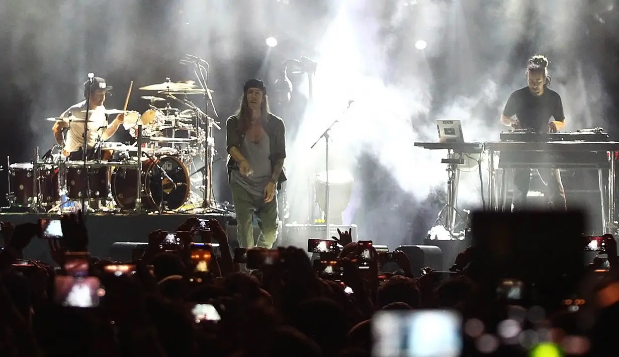 Terakhir, satu persatu personil Incubus pun berkmpul di depan panggung, saring merangkil dan kemudian membungkukan badan ke arah penonton seraya mengucapkan terima kasih. (Bambang E. Ros/Bintang.com)