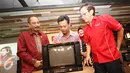 Menteri Pariwisata Arief Yahya (kiri) bersama Direktur Utama PT Sido Muncul Irwan Hidayat (kanan) menerima televisi buatan Kusrin dalam acara Launching Iklan Terbaru Kuku Bima Energi di Jakarta, Jumat (5/2). (Liputan6.com/Immanuel Antonius)