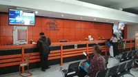 Kantor Pos Cirebon kini mulai melayani pembayaran denda dilang hingga pengiriman bukti tilang langsung ke rumah warga. Foto (Liputan6.com / Panji Prayitno)