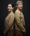 Tampilan Athina Papadimitriou dan Rio Haryanto yang tampil begitu bersahaja dalam foto prewedding. [Foto: Instagram/ Bridestory/ Foto by: @leonardiwedding]