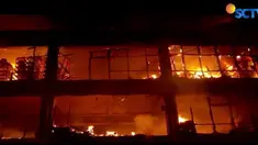 Tiga lantai Kantor PLN Jakarta Utara hangus dilalap si jago merah.