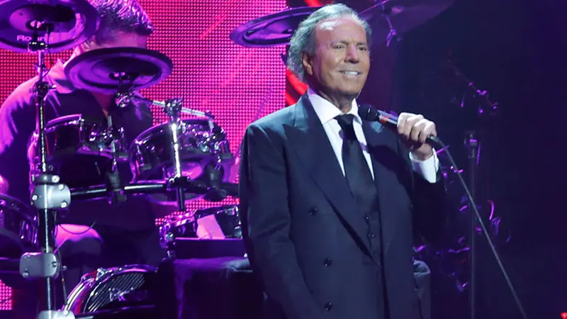 julio-iglesias-131111b.jpg