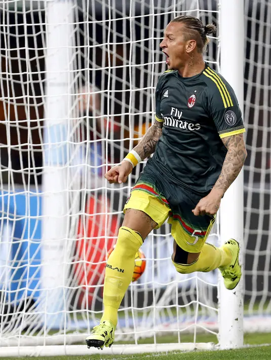 Bek AC Milan, Philippe Mexes melakukan selebrasi usai mencetak gol kegawang Lazio pada lanjutan liga serie A di Olimpico Stadium, Italia (1/2/2015). AC Milan menang atas Lazio dengan skor 1-3. (REUTERS/Giampiero Sposito)