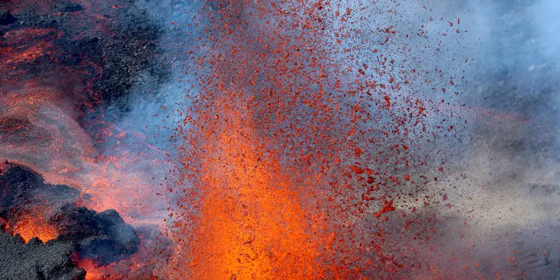 Penampakan Semburan Lava Gunung Piton de la Fournaise di Prancis