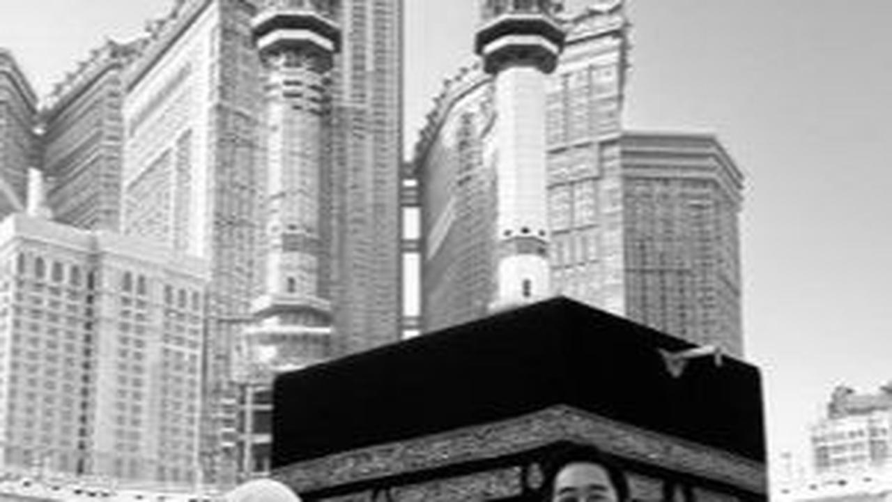 Mertua Syahnaz Sadiqah itu meninggal akibat sakit yang dideritanya. Hal itu terungkap dari unggahan Jeje dan Syahnaz.