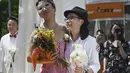 Pasangan sesama jenis Cynical Chick (kiri) dan Li Ying-Chien berpose saat melangsungkan pesta pernikahan mereka di Taipei, Taiwan, Jumat (24/5/2019). Pernikahan Shane Lin dan Marc Yuan menandai pernikahan sesama jenis pertama di Asia. (SAM YEH/AFP)