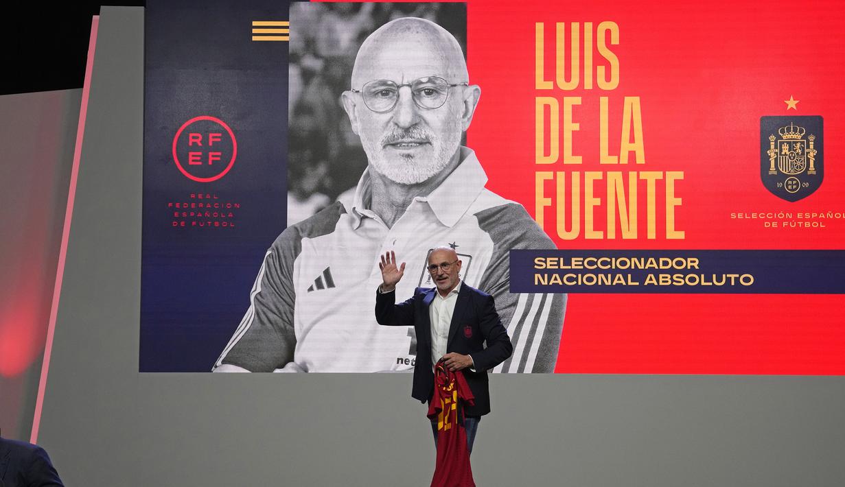 Luis de la Fuente diperkenalkan sebagai suksesor Luis Enrique pada Senin (12/12/2022) dalam sebuah konferensi pers di Las Rozas, Madrid. (AP Photo/Paul White)