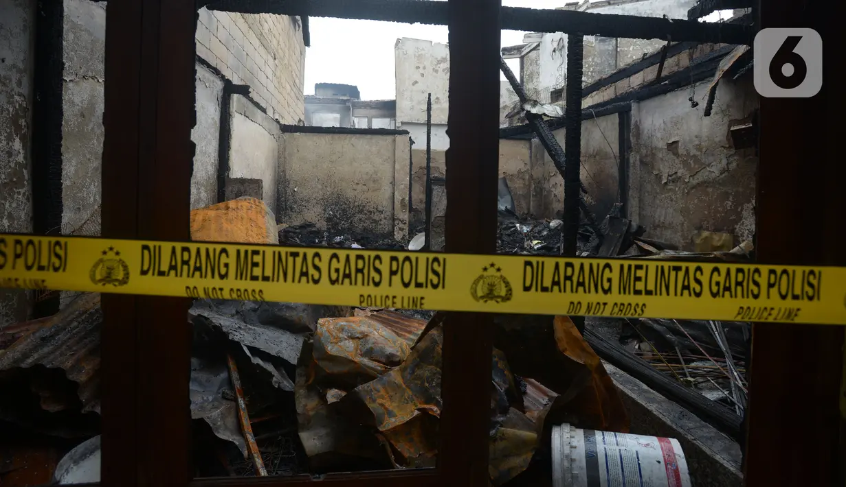 Kondisi rumah korban kebakaran di Jalan Bangka Buntu I, Kelurahan Bangka, Mampang Prapatan, Jakarta Selatan, Selasa (27/12/2022). Korban kebakaran sudah dievakuasi oleh camat di Masjid Al-Aqwam, klinik dan lokasi sekitar Jalan Bangka Buntu. (merdeka.com/Imam Buhori)