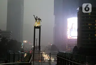 Suasana Kawasan Bundaran HI saat Hujan lebat di Jakarta, Sabtu (15/10/2022). Badan Meteorologi, Klimatologi, dan Geofisika (BMKG) mengungkapkan adanya potensi cuaca ekstrem terjadi di hampir seluruh wilayah Indonesia pada 15 hingga 21 Oktober 2022. Karena kondisi atmosfer di wilayah Indonesia masih cukup kompleks dan dinamis untuk sepekan kedepan, yang dipengaruhi oleh fenomena atmosfer global, regional ataupun lokal. (Liputan6.com/Faizal Fanani)