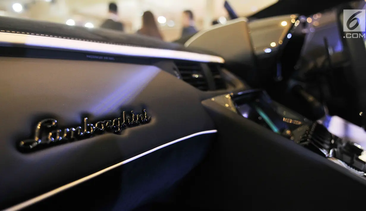 Penampakan dashboard Lamborghini Aventador SVJ saat dipamerkan di ajang Indonesia International Motor Show (IIMS) 2019, Jiexpo Kemayoran, Jakarta, Minggu (28/4/2019). Terdapat layar TFT di dashboard dengan beberapa fitur seperti navigasi dan sistem audio AppleCarPlay. (merdeka.com/Iqbal Nugroho)