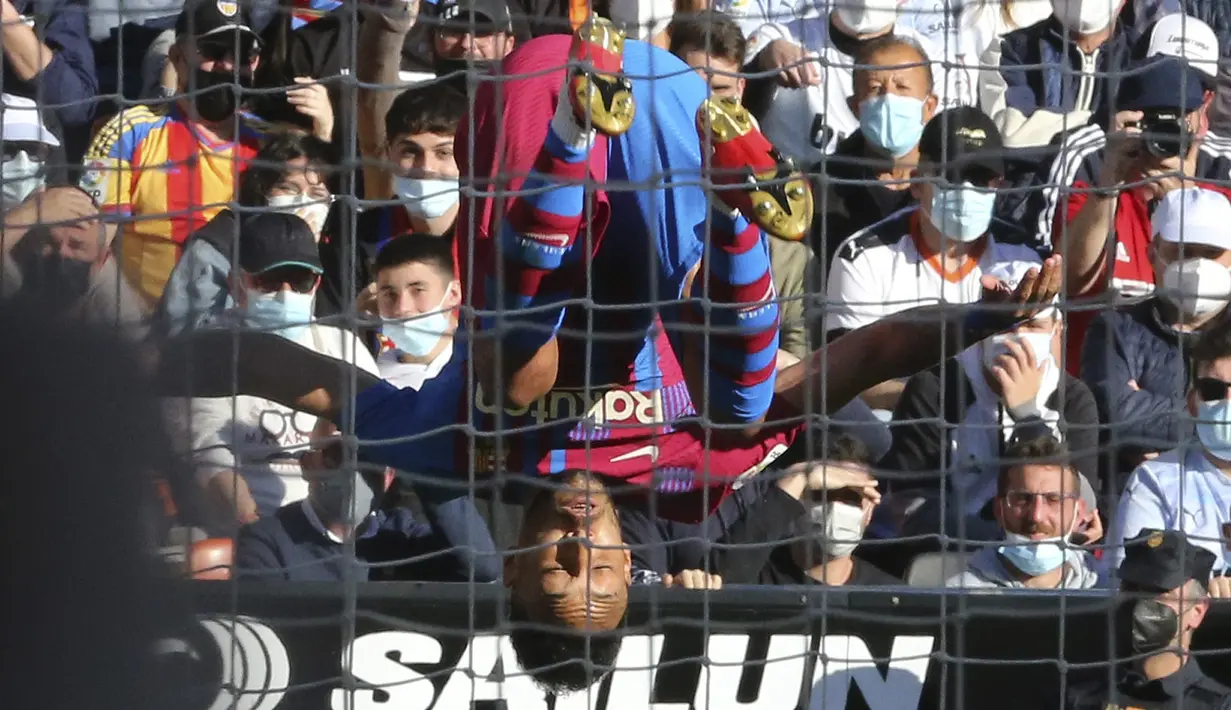 Penyerang Barcelona, Pierre-Emerick Aubameyang melakukan jungkir balik usai mencetak gol ke gawang Valencia pada pertandingan La Liga Spanyol di stadion Mestalla, Spanyol, Minggu (20/2/2022). Aubameyang mencetak dua gol dan mengantar Barcelona menang atas Valencia 4-1. (AP Photo/Alberto Saiz)