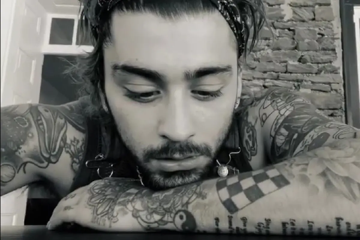 Zayn Malik saat menyanyikan lagu Night Changes milik One Direction. (Instagram @zayn)