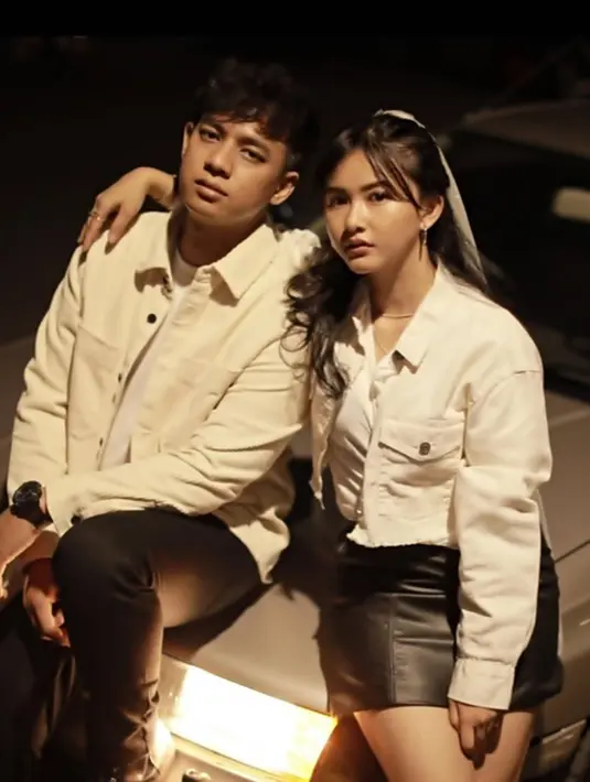 Dalam berbagai penampilannya, pasangan suami istri baru ini kerap tampil kompak dengan busana couple. Seperti mengenakan jaket denim yang membuat keduanya tampil stylish. Disebut pasangan serasi, keduanya pun banyak didoakan agar rumah tangga keduanya selalu harmonis dan langgeng. (Liputan6.com/IG/@dindazani)